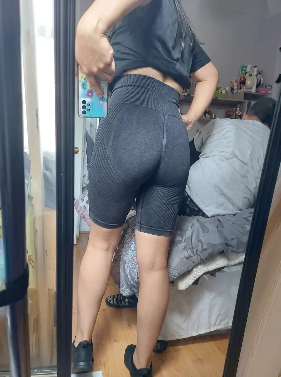 CelluMove customer wearing the compression leggings